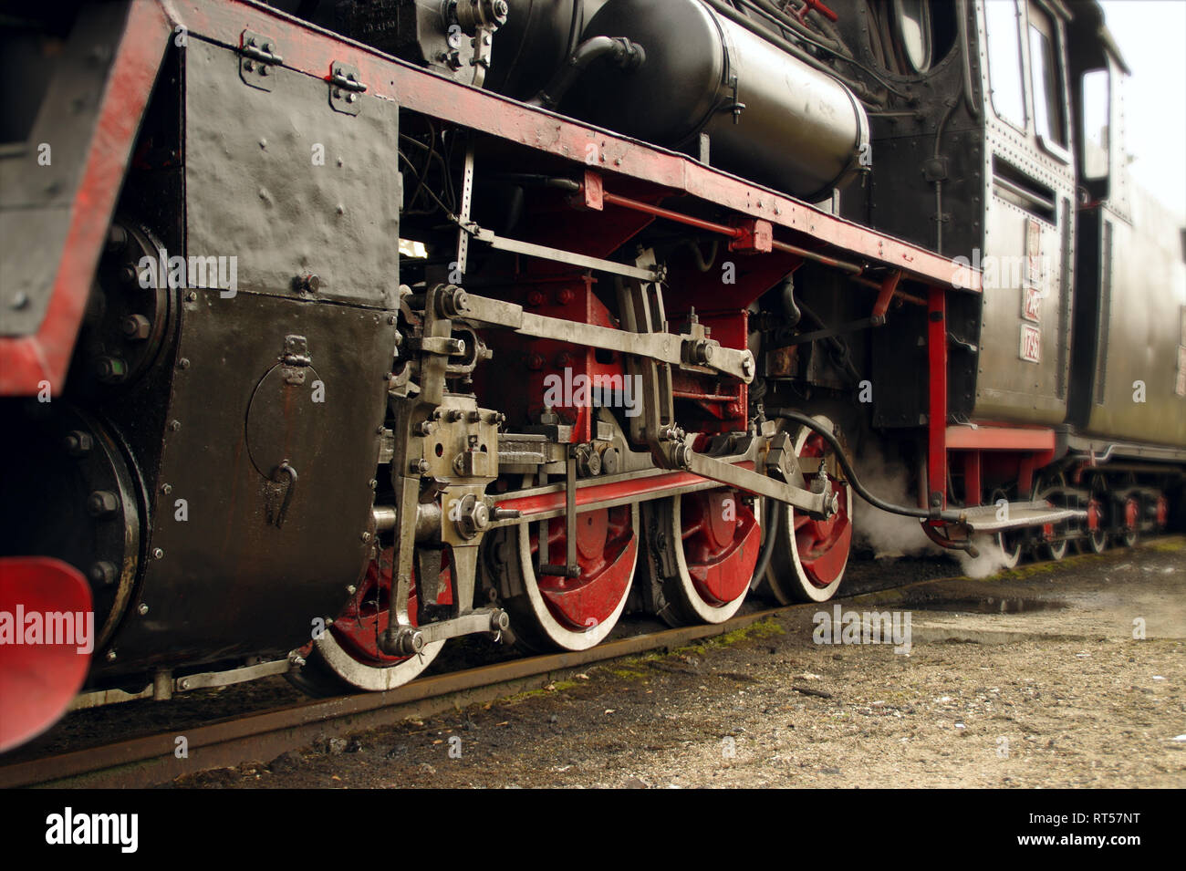 Les roues de la locomotive à vapeur. Fermer la vue de train rétro. Banque D'Images