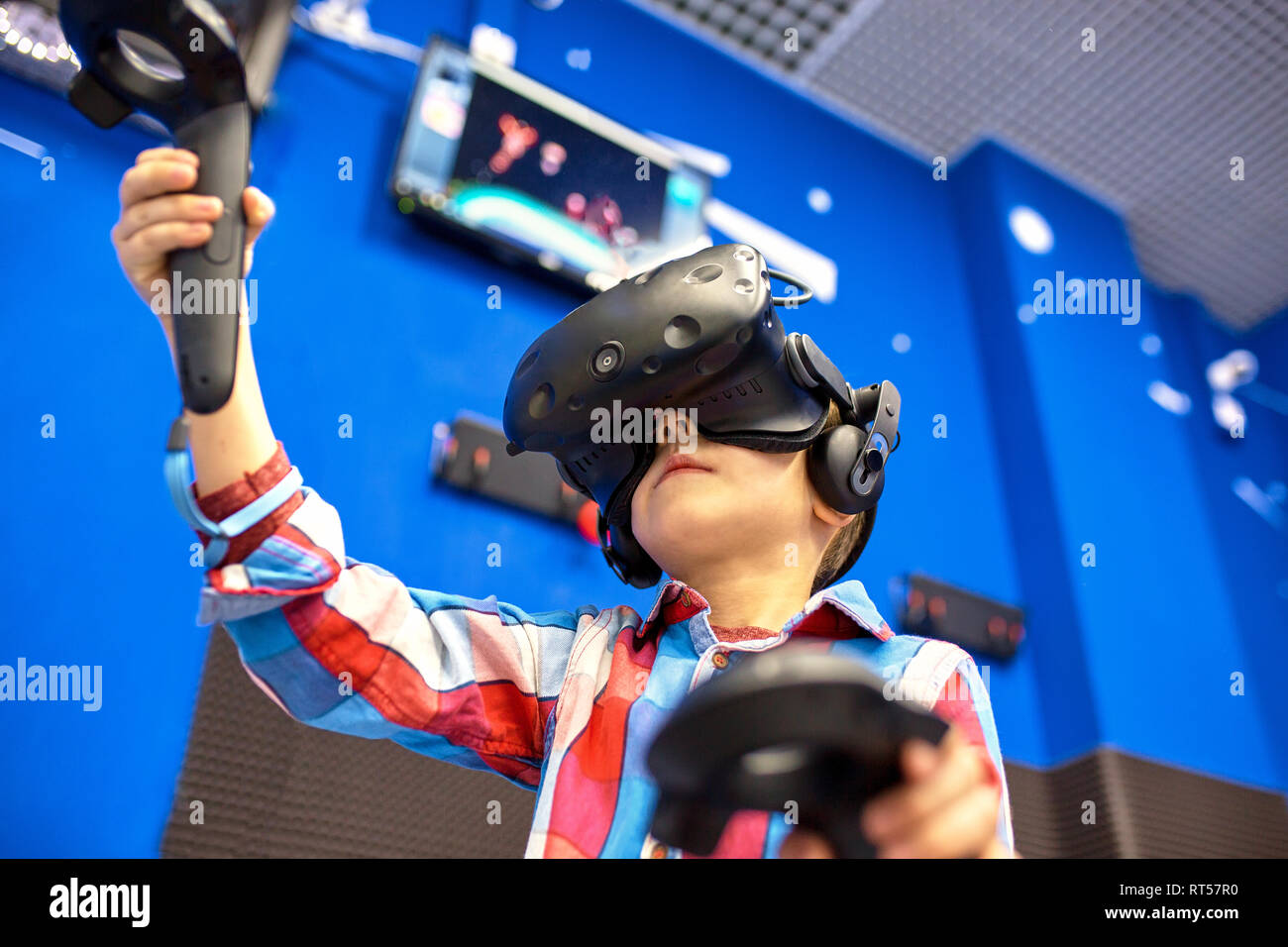 La technologie moderne, les jeux et les gens concept - garçon dans casque  de réalité virtuelle ou des lunettes 3d jeu vidéo jeu Photo Stock - Alamy