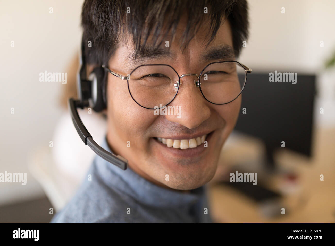 Male executive casque dans smiling in office Banque D'Images