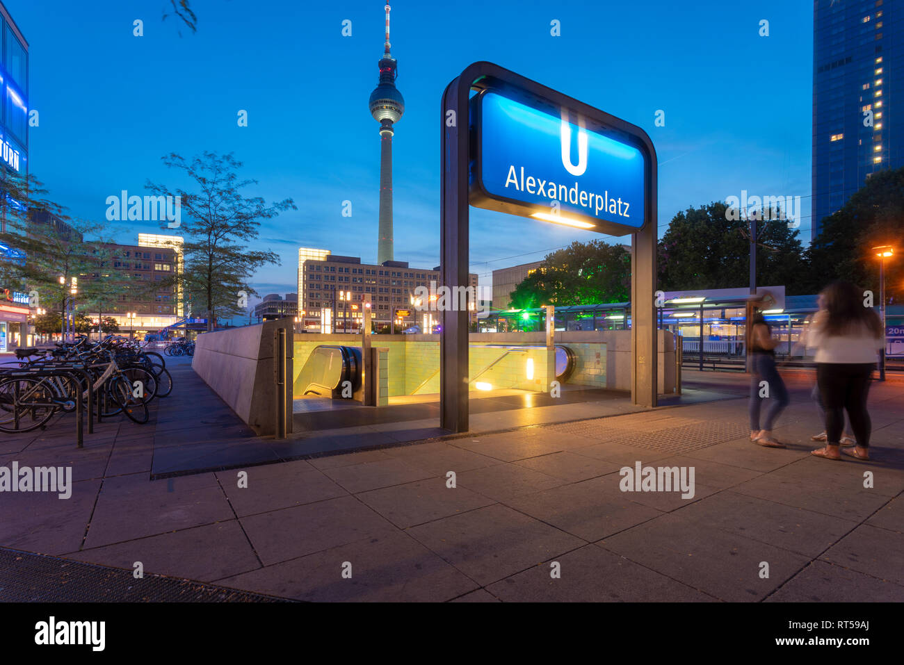 Allemagne, Berlin, Alexanderplatz, tour de télévision de Berlin et de la station de métro Alexanderplatz dans la soirée Banque D'Images