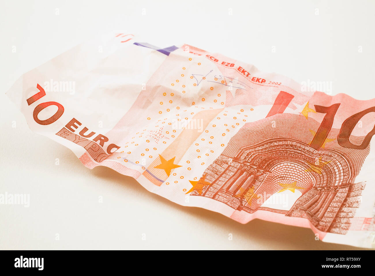 Close-up d'un euro monnaie de papier froissé 10 billet sur un fond blanc Banque D'Images
