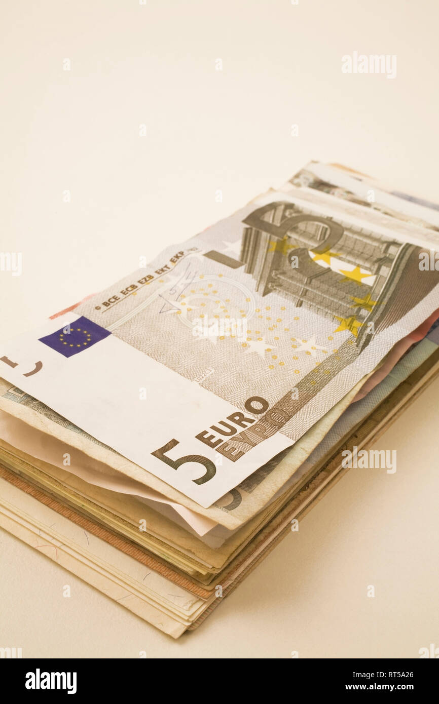 Pile de papier-monnaie euro banknotes sur fond blanc Banque D'Images