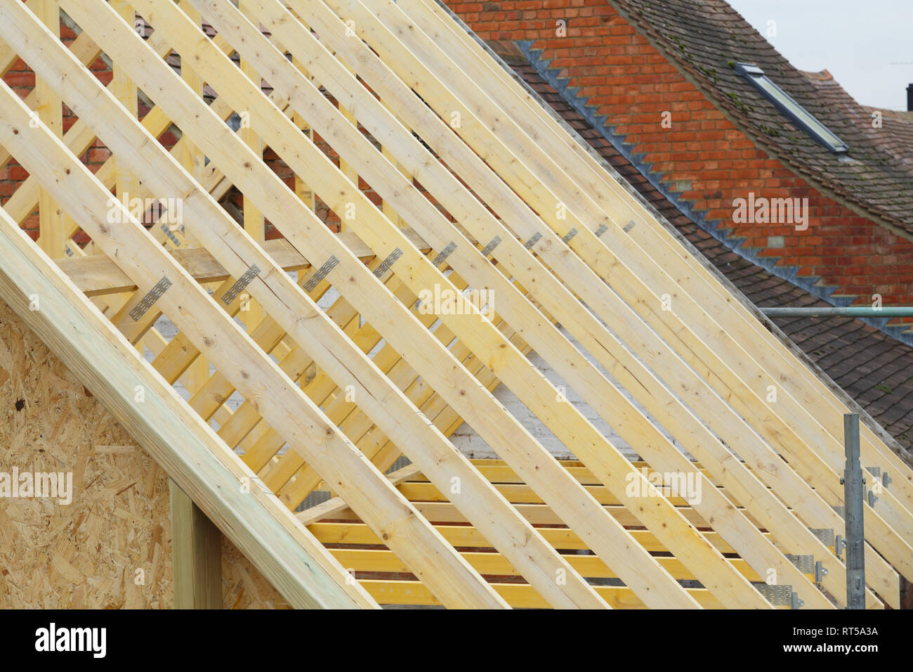 Détail de nouvelles fermes de toit en bois sur un nouveau toit en cours d'installation pour une maison d'époque Restauration en Angleterre Banque D'Images