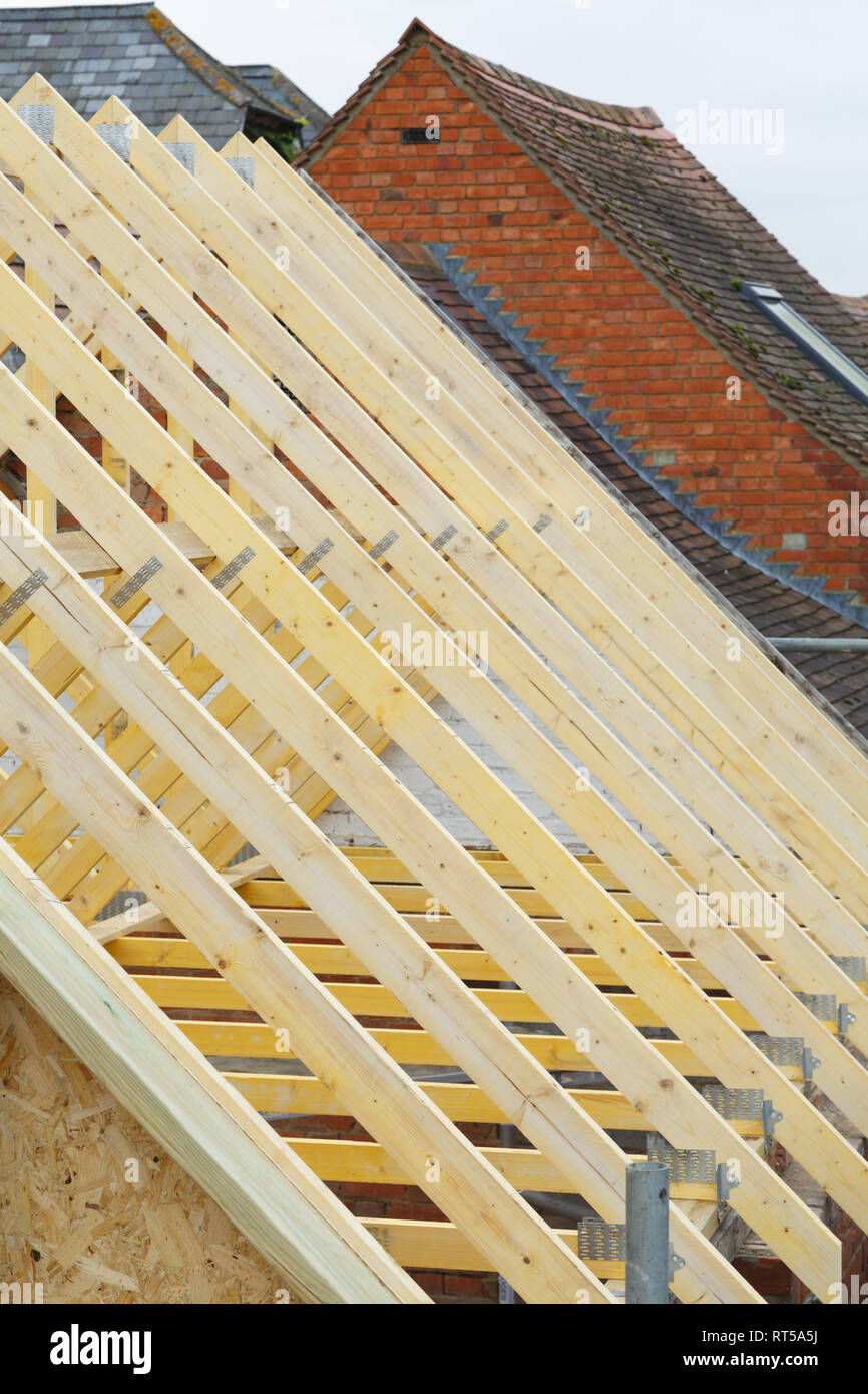 Détail de fermes de toit en bois sur un nouveau toit en construction Banque D'Images
