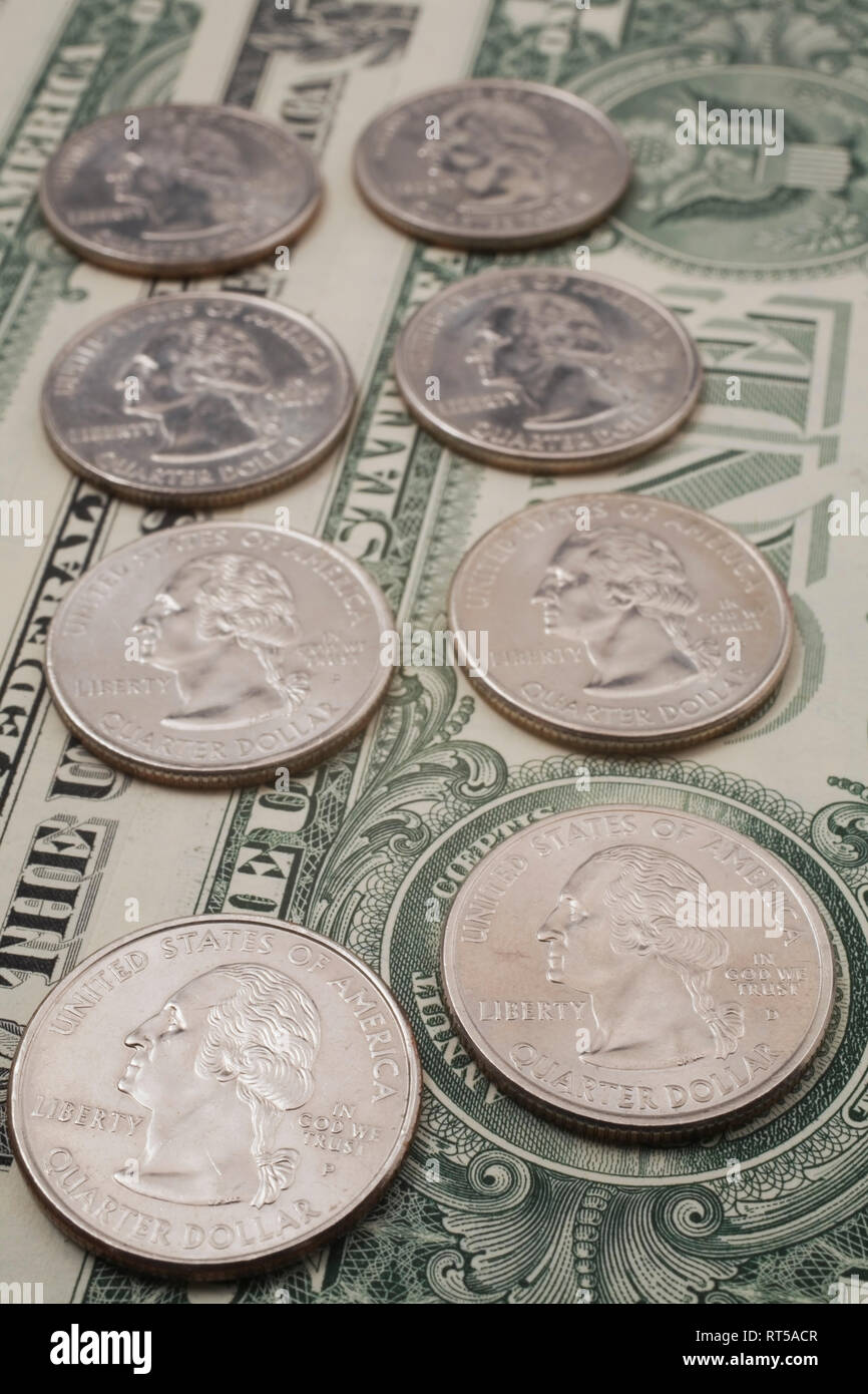 Vingt-cinq cents au-dessus d'US dollar bills Banque D'Images