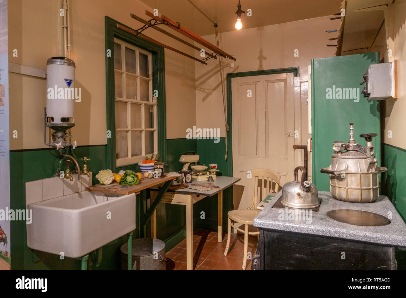 Un typique des années 1940 (Deuxième Guerre mondiale) La cuisine, York Castle Museum, York, Yorkshire, UK. Banque D'Images