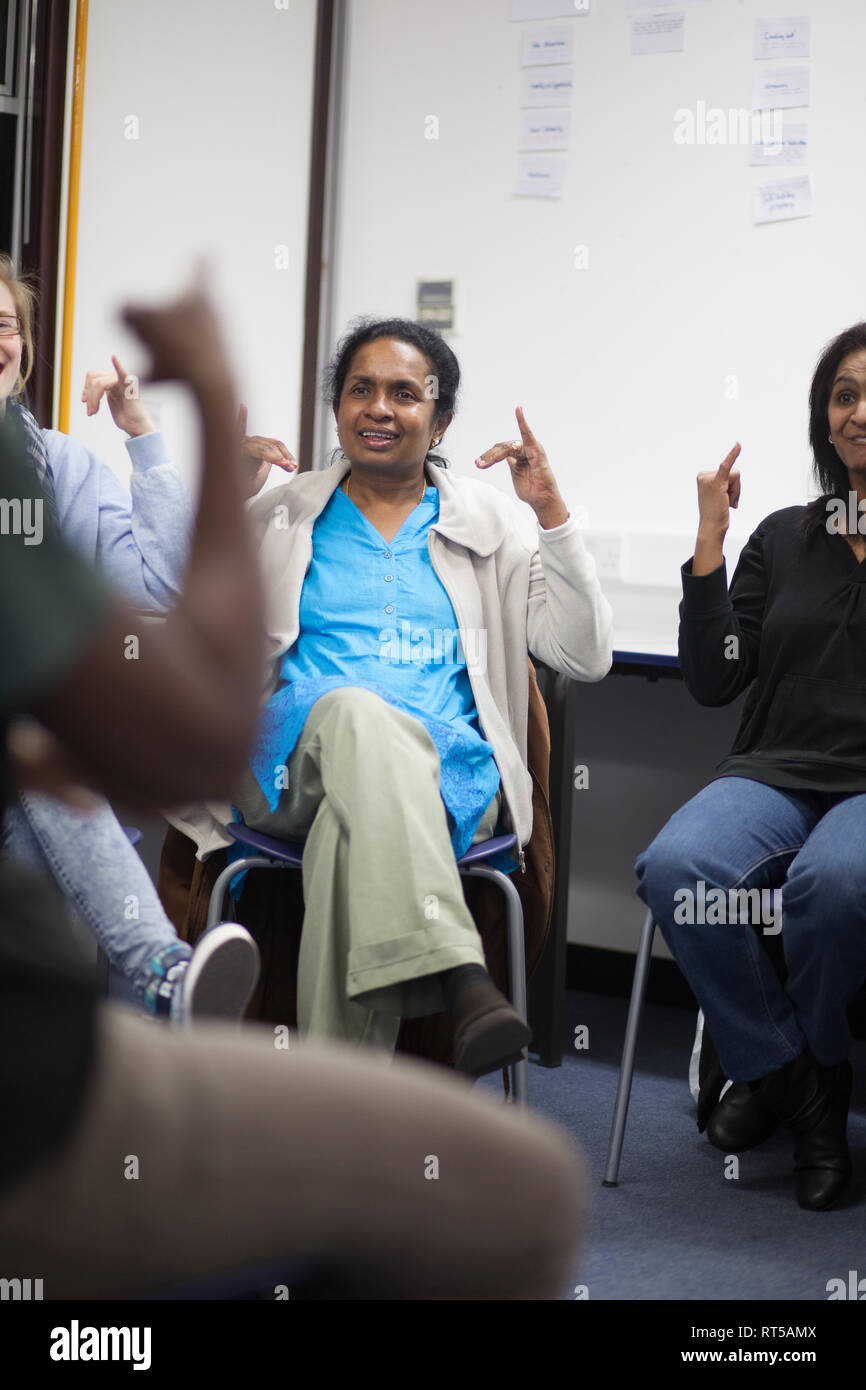 Les adultes dans un autre collège de l'éducation l'apprentissage de l'utilisation de la langue des signes Banque D'Images