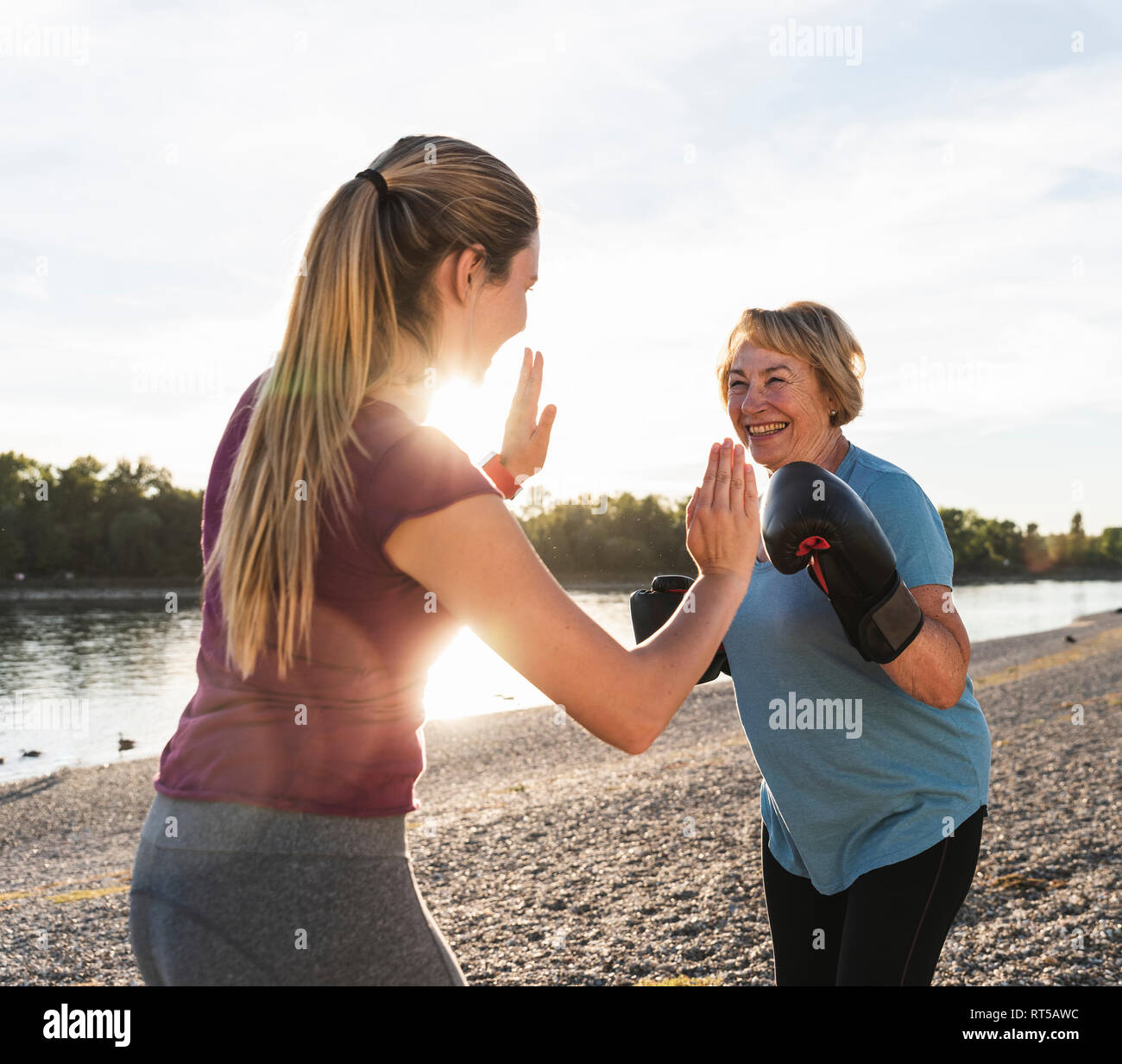 Grand-mère faisant l'entraînement avec elle graddaughter à la rivière Banque D'Images