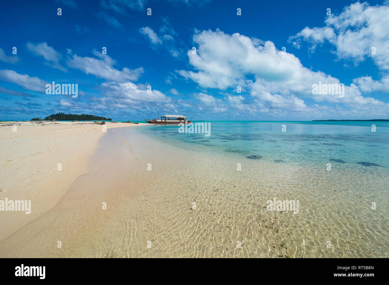 Les Îles Cook, Rarotonga, Aitutaki Lagoon, bateau traditionnel à la plage Banque D'Images