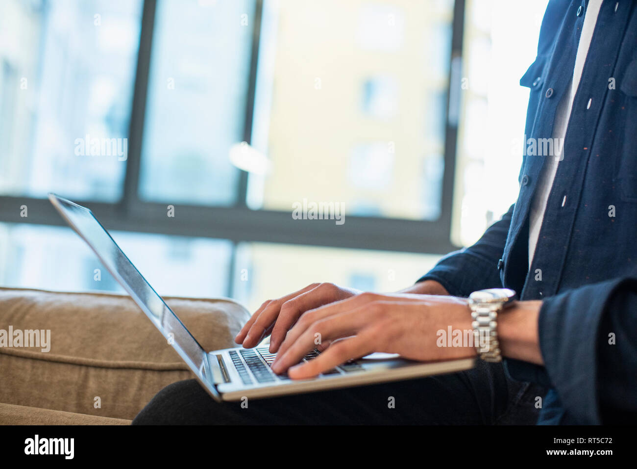 Close up man using laptop Banque D'Images