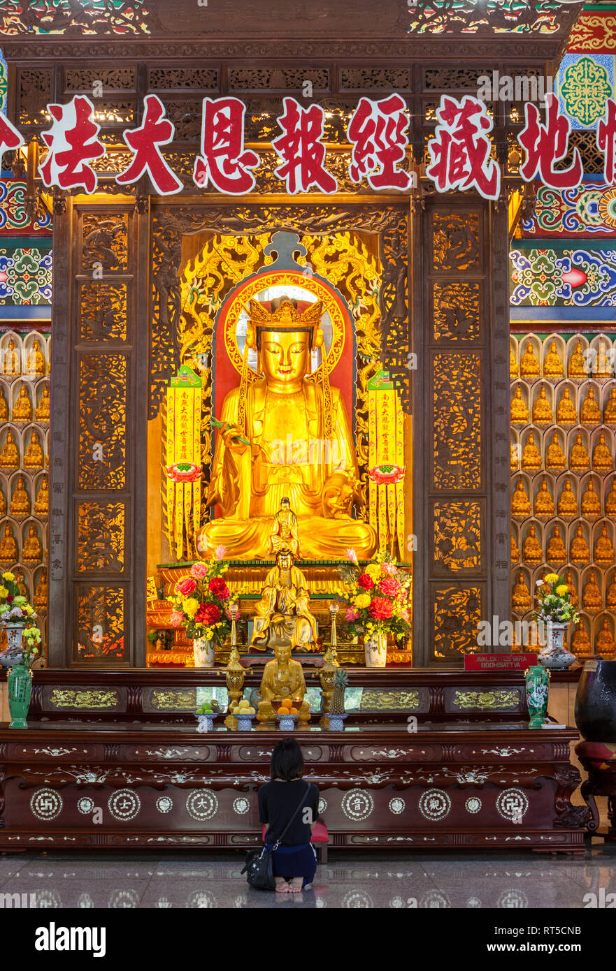 Adorateur priaient à culte de Bodhisattva Avalokitesvara, Kek Lok Si Temple Bouddhiste, George Town, Penang, Malaisie. Banque D'Images