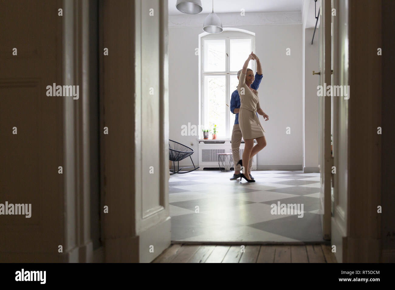 Mature couple dancing at home Banque D'Images