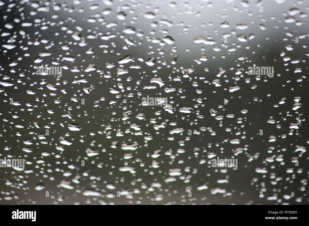 Résumé fond dans un verre avec des tons gris plein de gouttes Banque D'Images