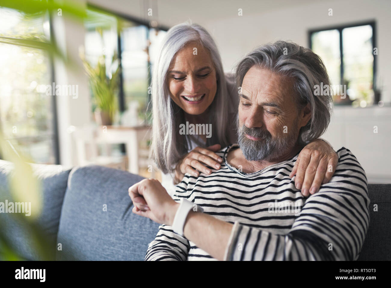 A Senior couple smartwatch Banque D'Images