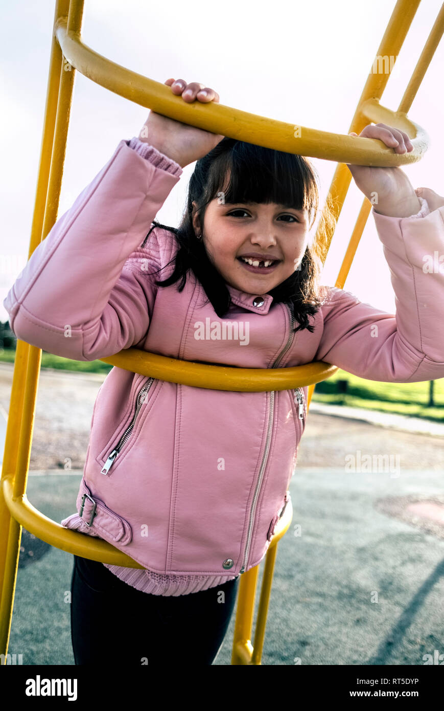 Portrait de fille avec tooth gap veste en cuir rose portant sur l'aire de  jeux Photo Stock - Alamy