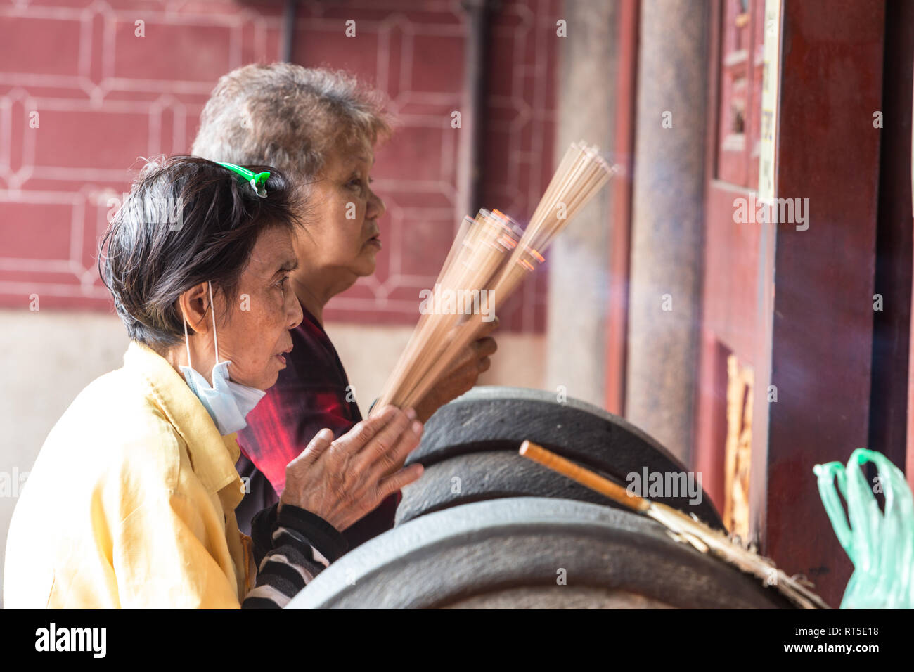 George Town, Penang, Malaisie. Fidèles priant avec Joss Sticks (Encens) à l'extérieur de la Déesse de la Miséricorde Temple, Kuan Yin Teng, Kong Hock Keong. Banque D'Images