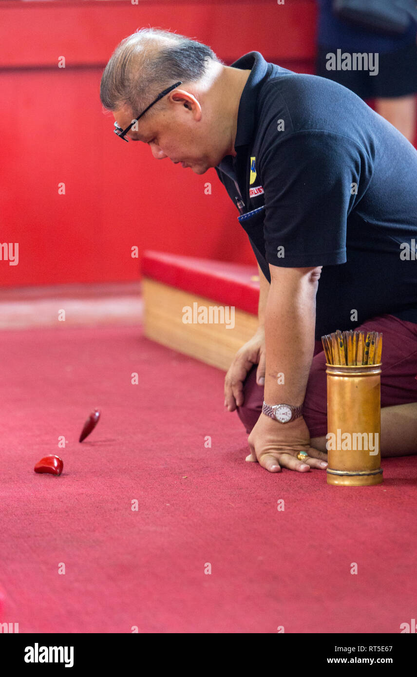 George Town, Penang, Malaisie. À l'aide d'Adorateur Jiaobei pâtés à demander des instructions à la Dieux, déesse de la Miséricorde Temple, Kuan Yin Teng, Kong Hock Keon Banque D'Images