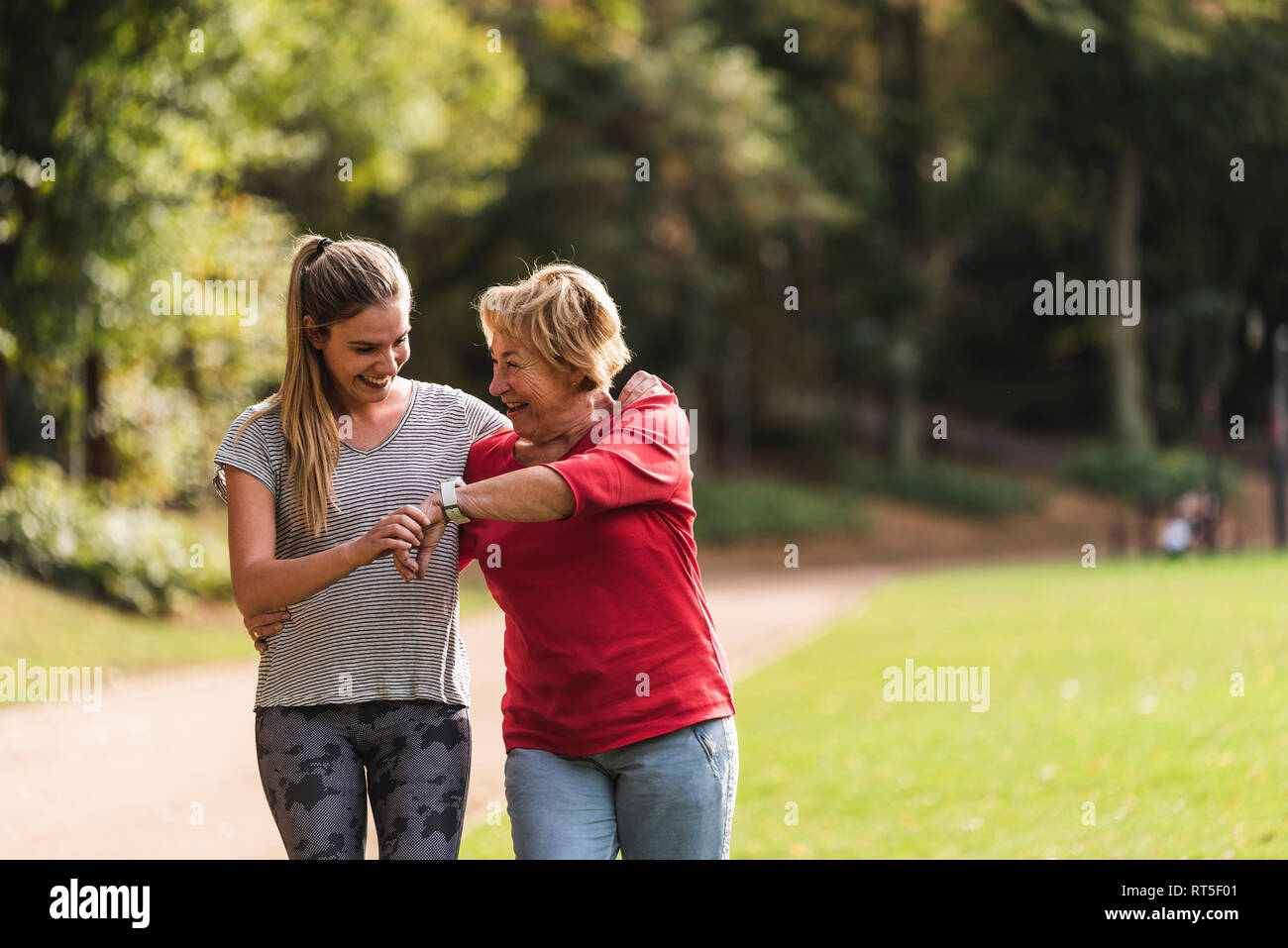 Petite-fille et grand-mère s'amuser, faire du jogging ensemble dans le parc  Photo Stock - Alamy