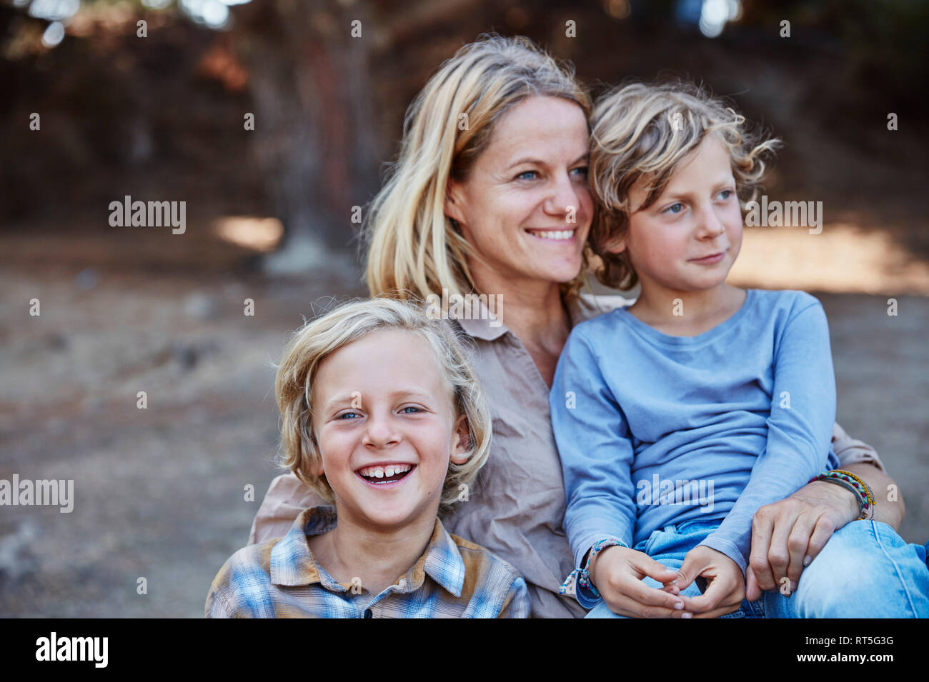Portrait de mère heureuse avec deux fils en plein air Banque D'Images