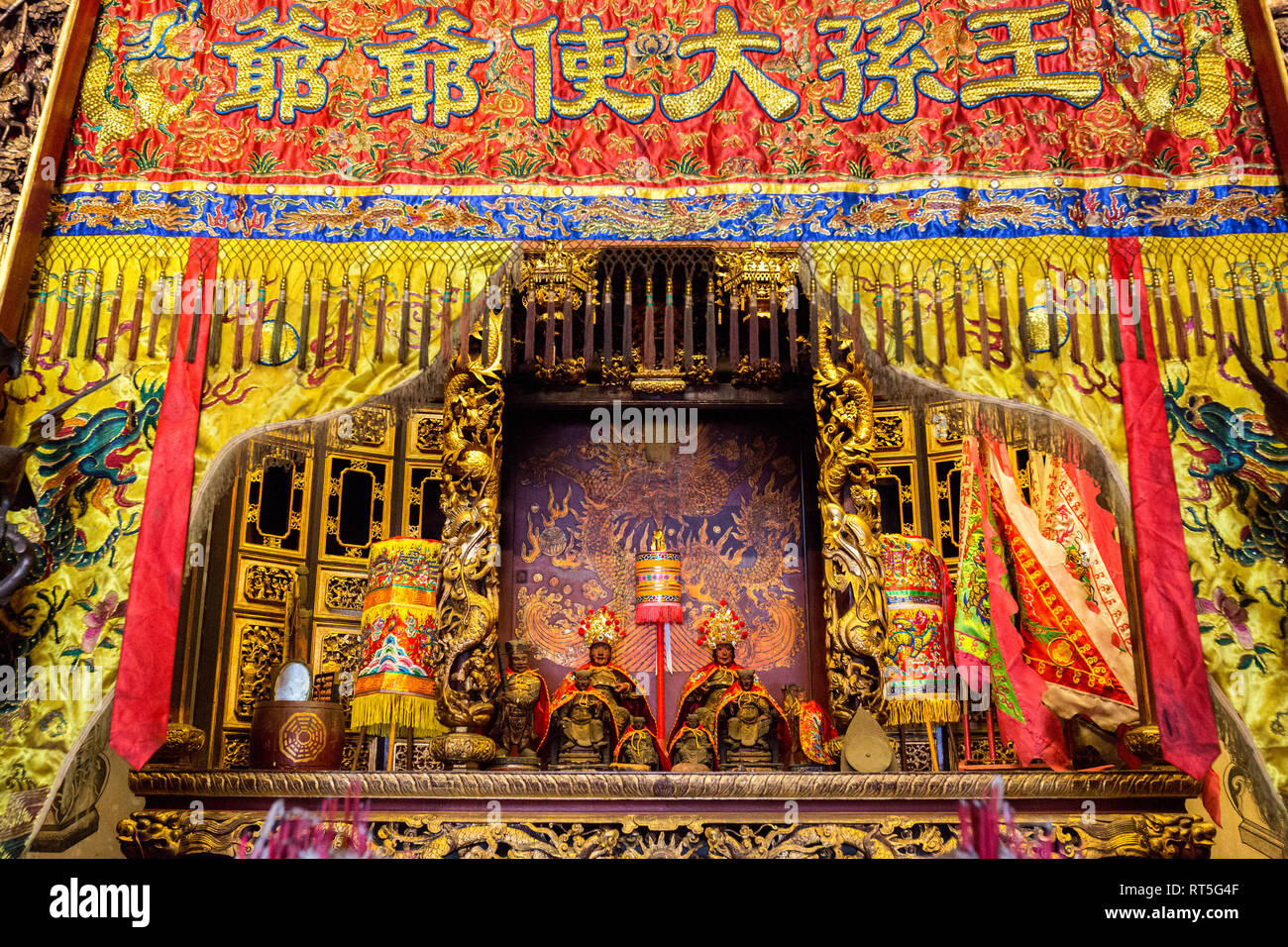 George Town, Penang, Malaisie. Sur l'autel des divinités dans Grande salle de prière, Khoo Kongsi, un temple chinois Hokkien et Clan. Banque D'Images