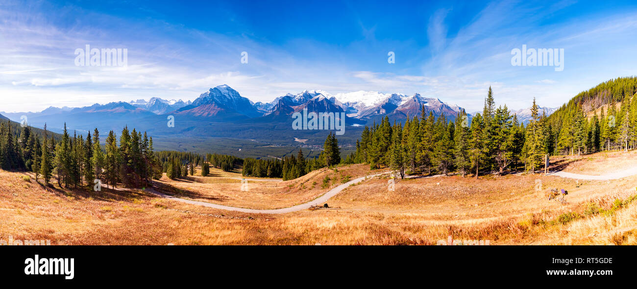 Le Canada, l'Alberta, parc national de Banff, de Lake Louise Ski vers le lac Louise au cours de autmn (automne) Banque D'Images