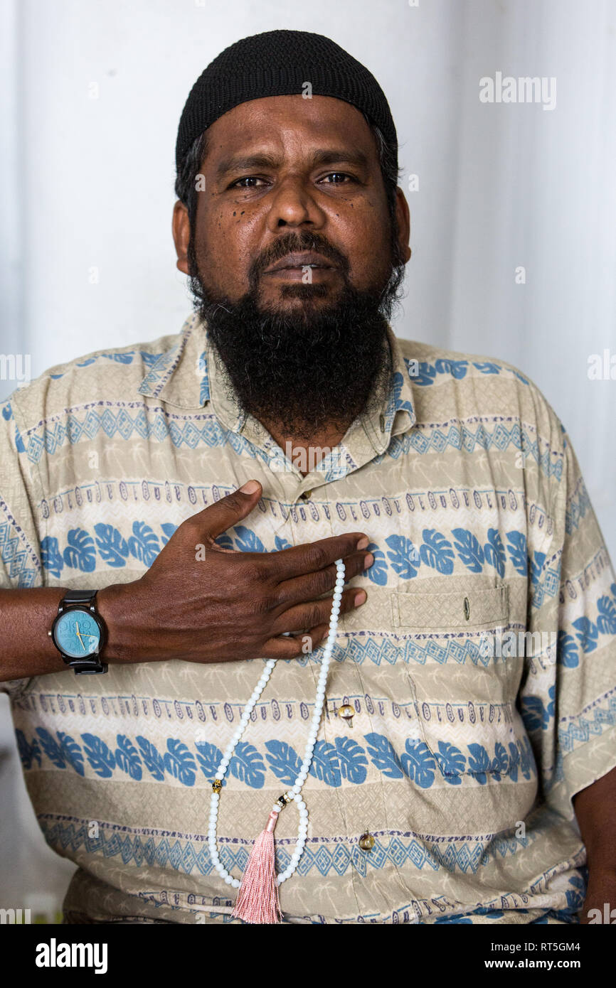 George Town, Penang, Malaisie. L'homme musulman de Malaisie avec Chapelet, Guide bénévole à la mosquée de Kapitan Keling. Banque D'Images