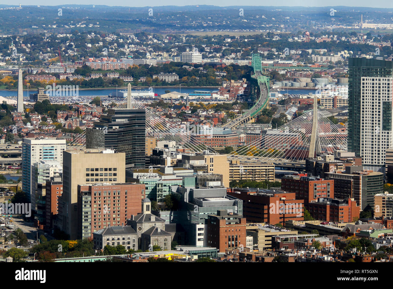 Vue aérienne, y compris Leonard P Zakim Bunker Hill Memorial Bridge, un pont à haubans qui a été achevé en 2002, Boston, Massachusetts, United Sta Banque D'Images