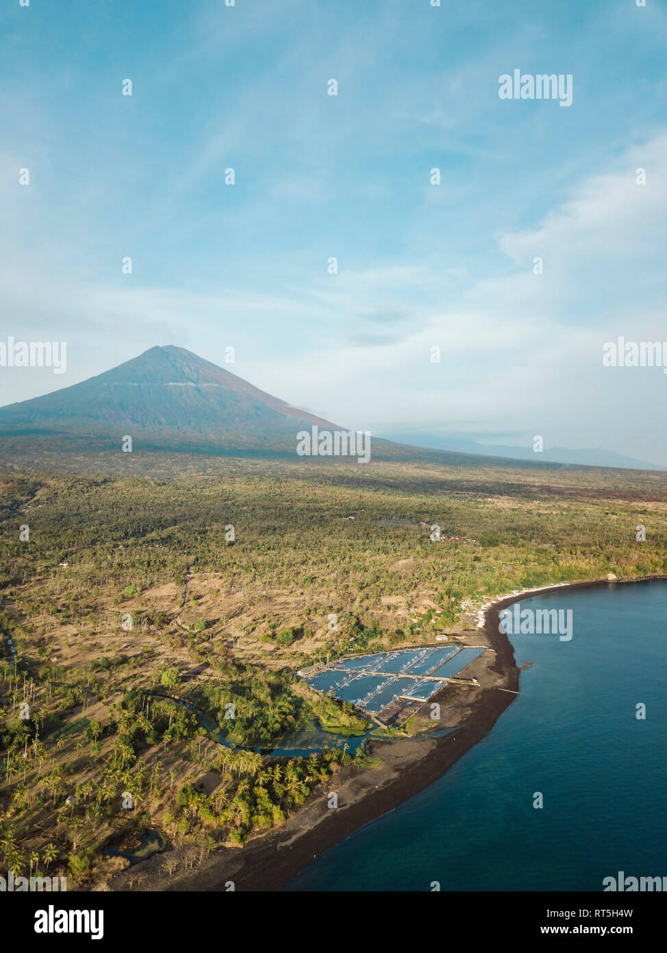 L'INDONÉSIE, Bali, Lombok, vue aérienne de la ferme de crevettes et le volcan Agung en arrière-plan Banque D'Images