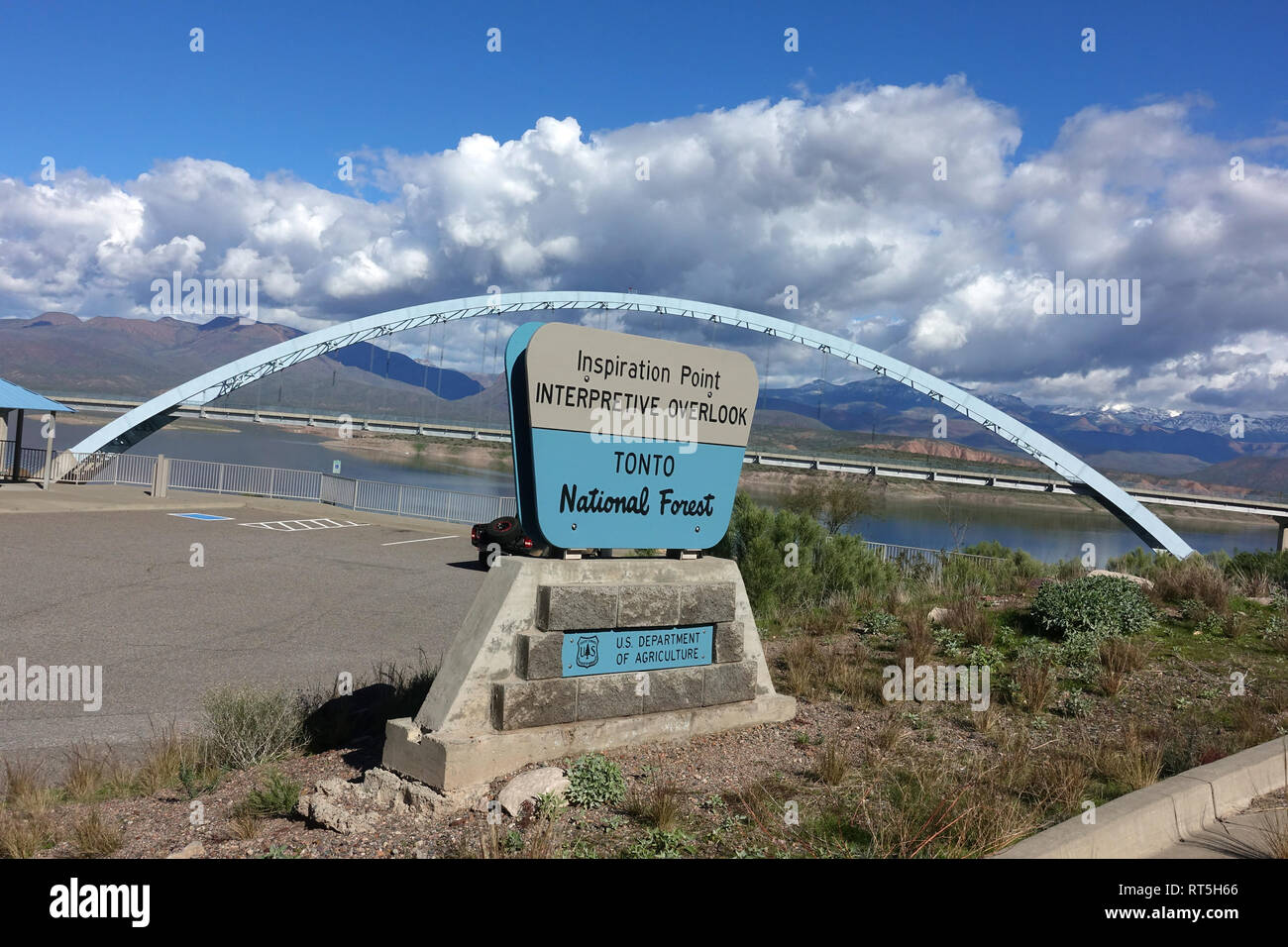 Lac Apache et passe directement par les points à l'Barrage Theodore Roosevelt et donnent sur Inspiration Point négliger. Banque D'Images