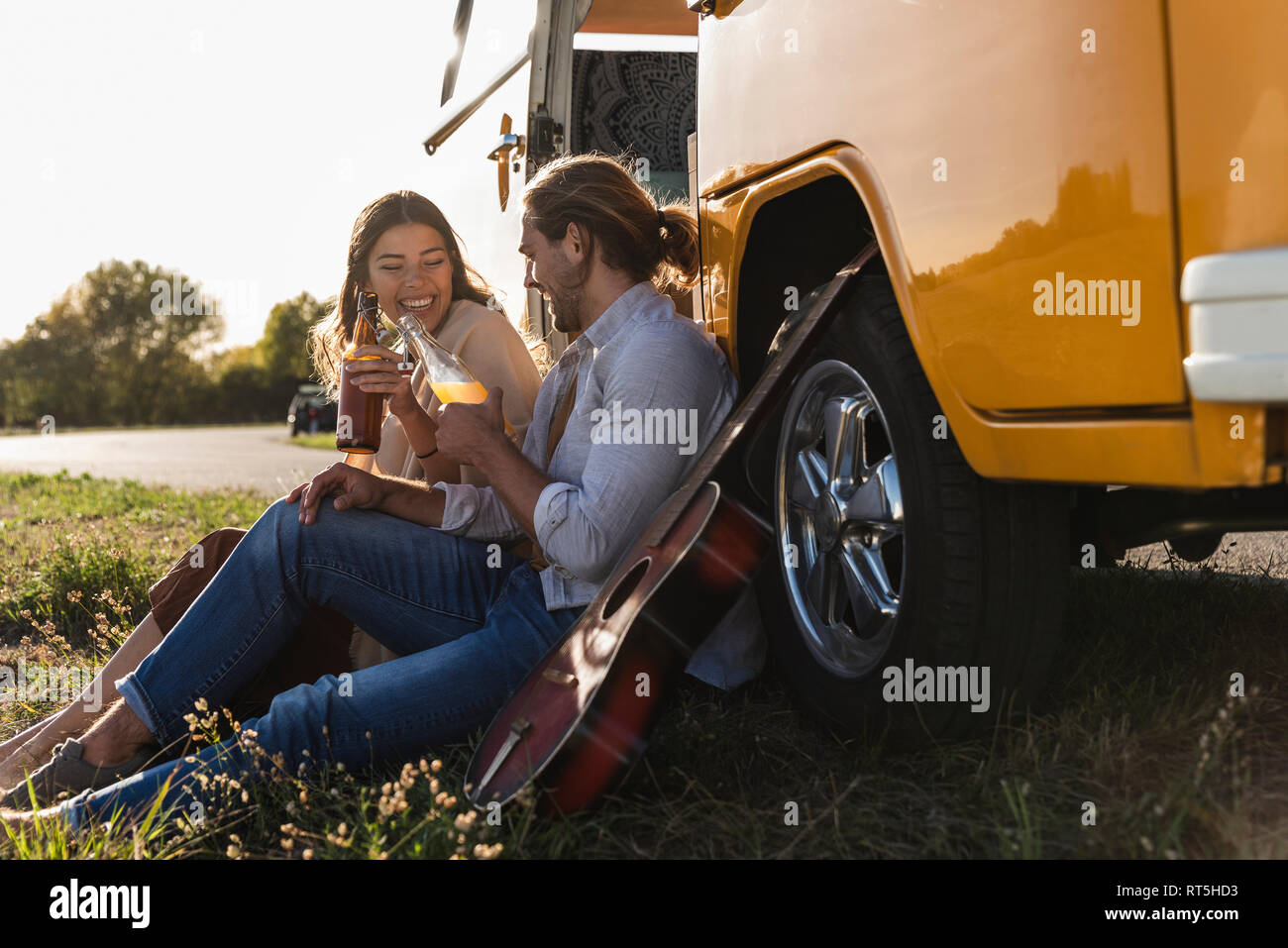 Friends on a road trip, faire une pause, de boire des boissons gazeuses Banque D'Images