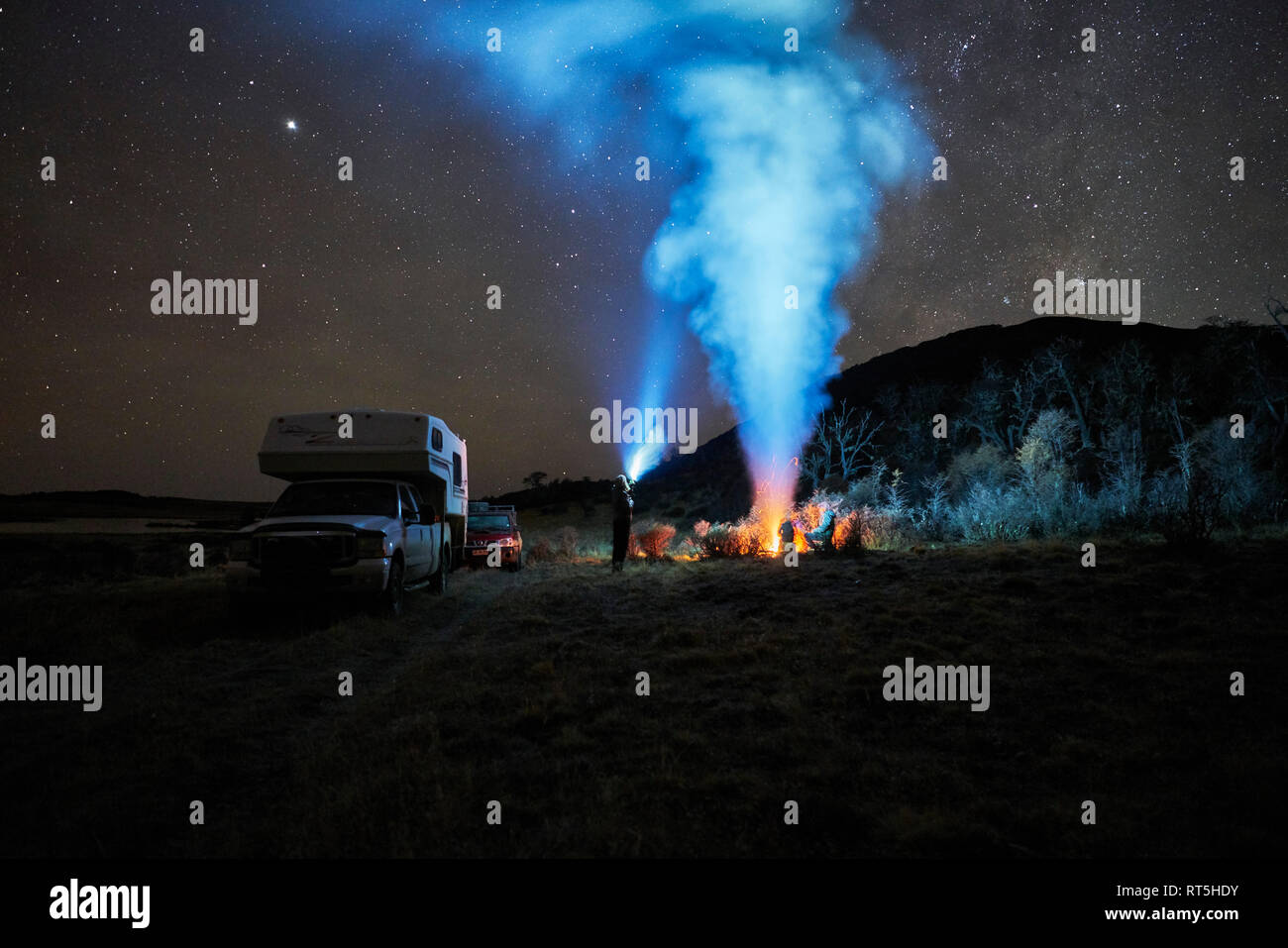 Chili, Terre de Feu, Lago Blanco, feu de camp et les gens à camper sous un ciel étoilé de nuit Banque D'Images