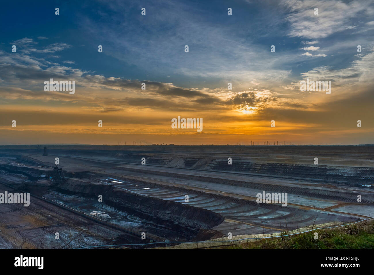 Allemagne, Grevenbroich, Garzweiler mine de surface en hiver au coucher du soleil Banque D'Images