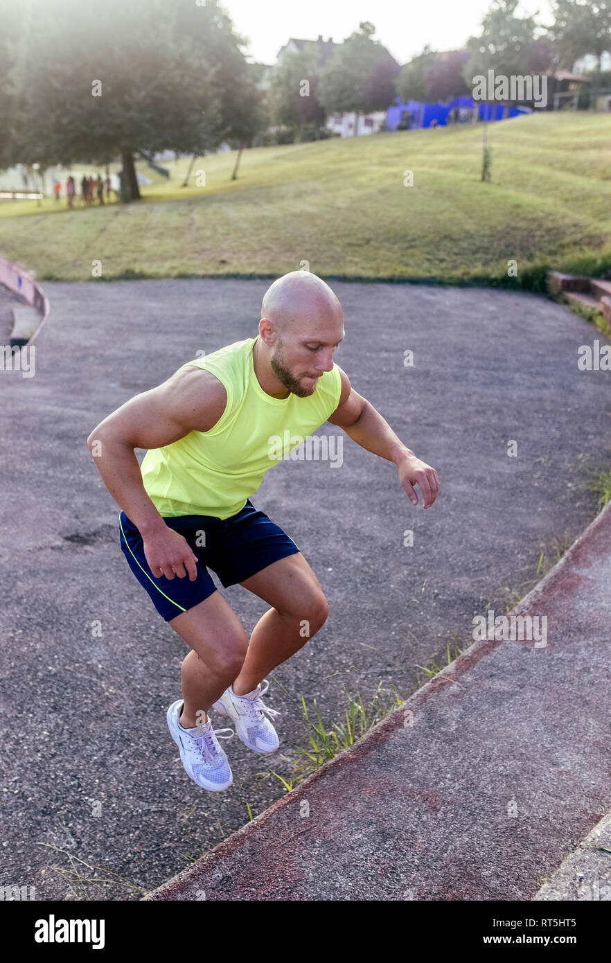 L'homme musclé exercising outdoors Banque D'Images