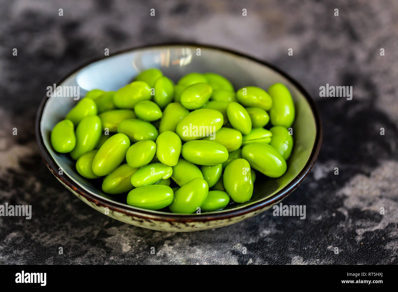 Haricots, fèves de soja dans un bol Banque D'Images