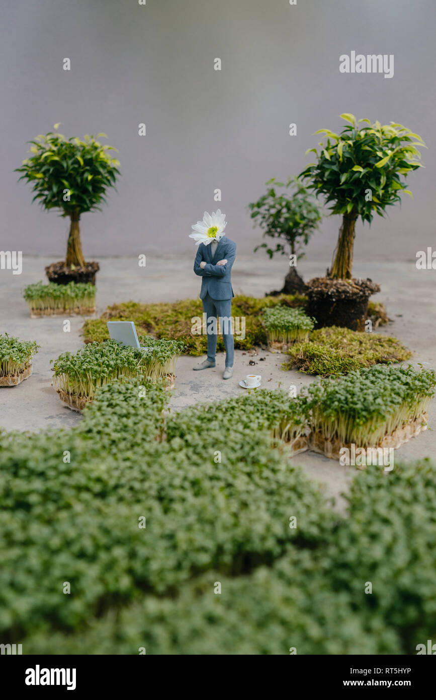 Figurine homme avec tête de fleurs parc permanent Banque D'Images