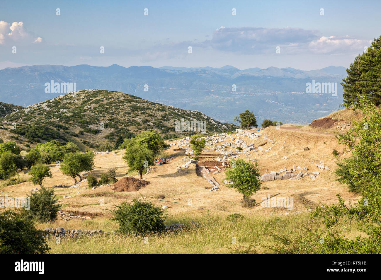 La Grèce, le Péloponnèse, l'Arcadie, Lykaion, site de fouilles anciennes ci-dessous mountain Profitis Ilias Banque D'Images