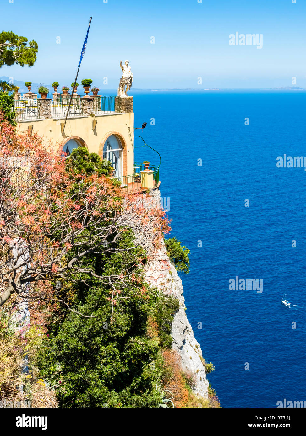 L'Italie, Campanie, Capri, Golfe de Naples, vue d'un restaurant et une terrasse avec statue Banque D'Images
