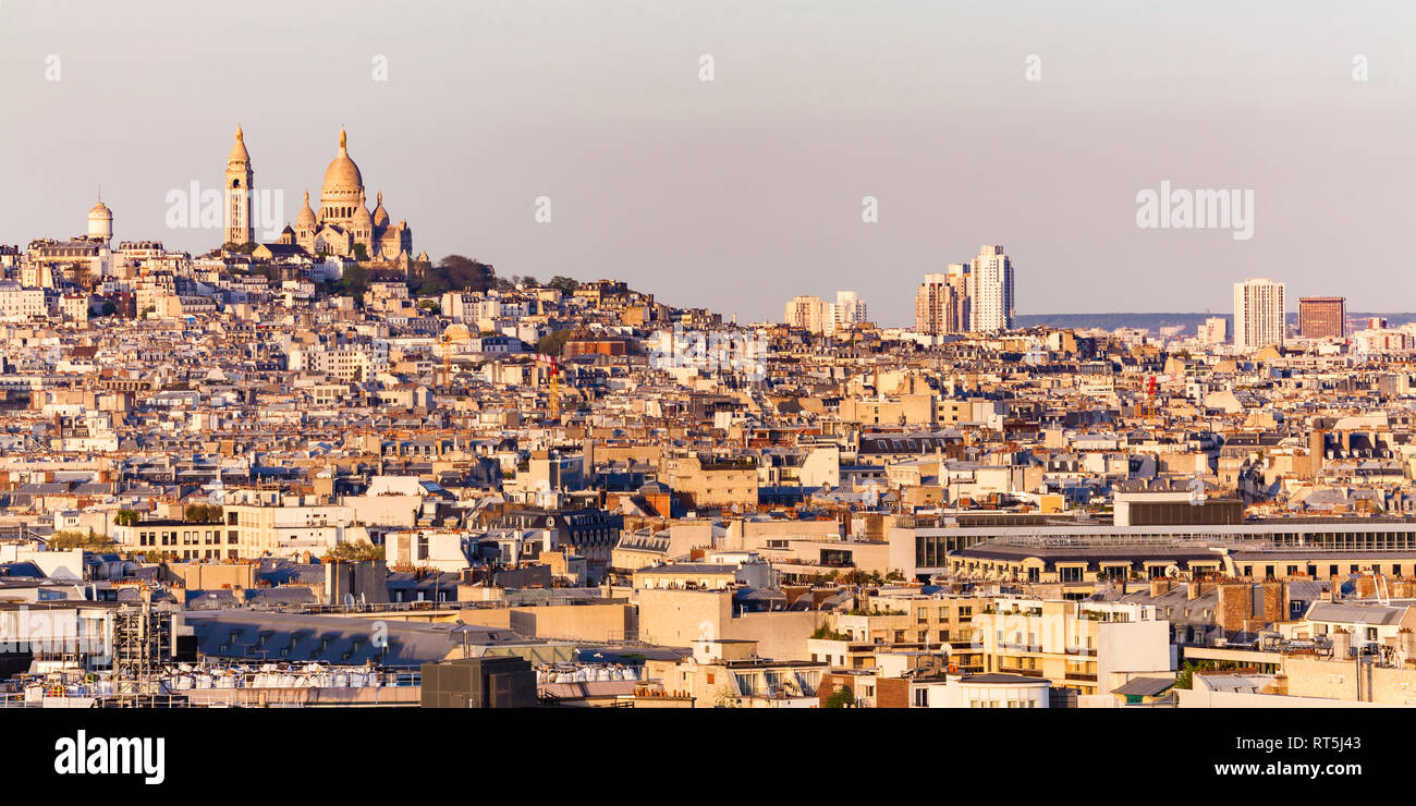 France, Paris, paysage urbain avec Montmartre, Sacré coeur l'église et de bâtiments résidentiels Banque D'Images