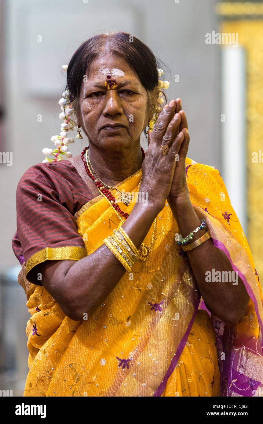Temple Hindou, Sri Maha Mariamman, femme en prière au cours de célébrations, Navarathri George Town, Penang, Malaisie. Banque D'Images