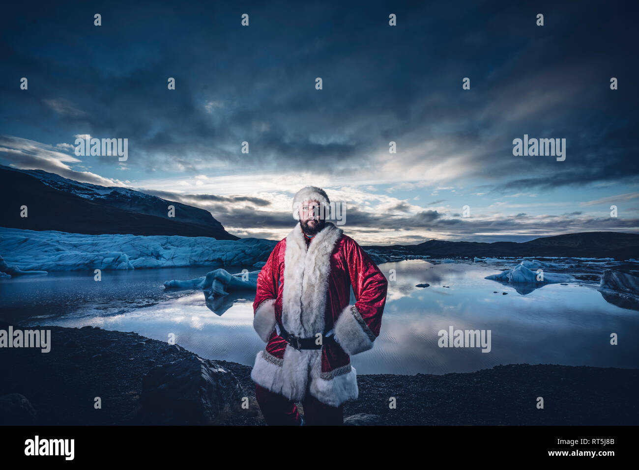 L'Islande, portrait d'un homme déguisé en Père Noël debout à un glacier Banque D'Images