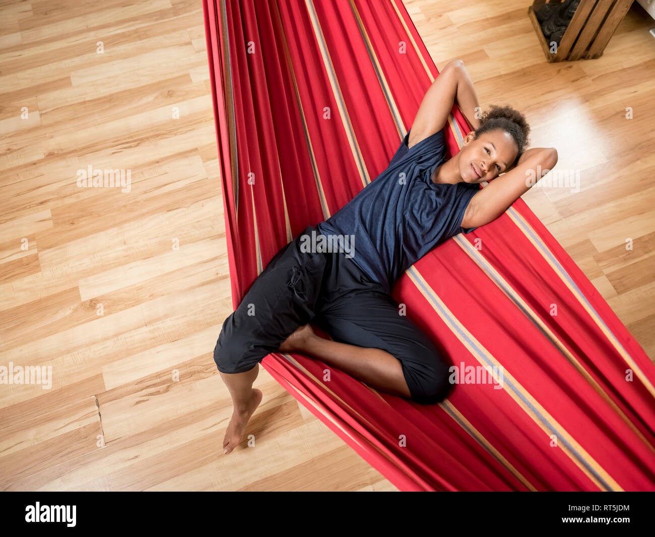 Overhead view of young woman lying in hammock Banque D'Images