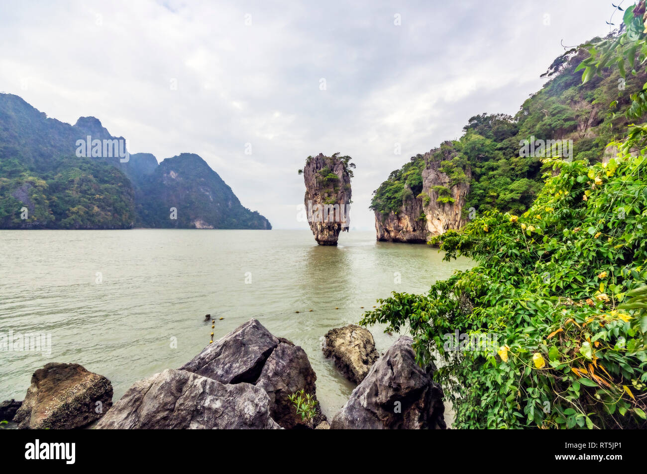 La mer d'Andaman, Thaïlande, Phang Nga, James Bond rock Banque D'Images