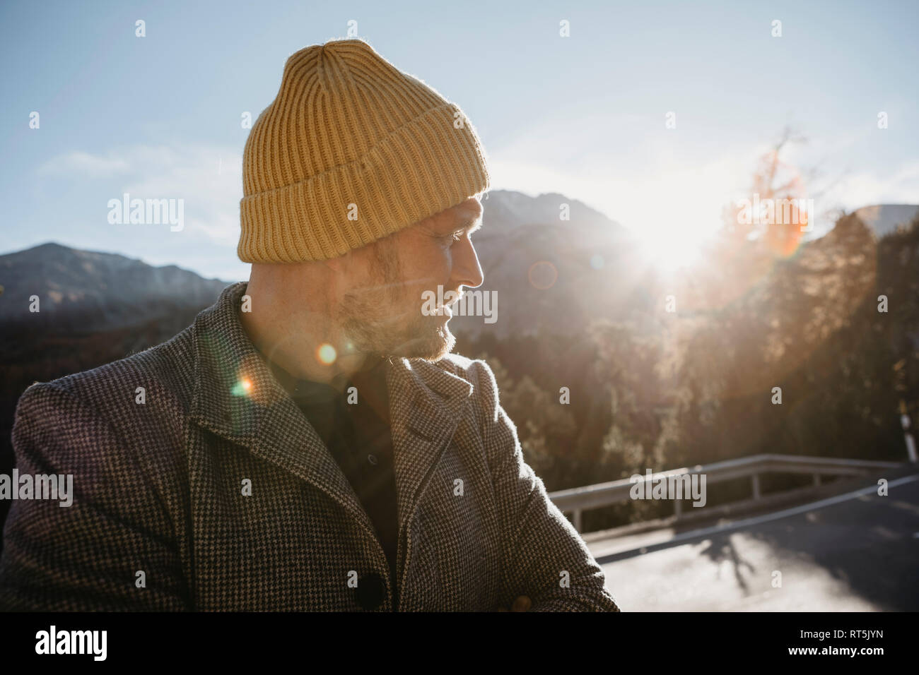 Homme mûr qui voyagent à travers la Suisse, l'article dans Nature Banque D'Images
