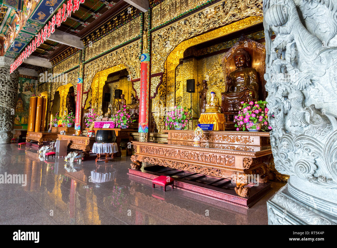 Trois des cinq Bouddhas de sagesse, Kek Lok Si Temple Bouddhiste, George Town, Penang, Malaisie. Banque D'Images