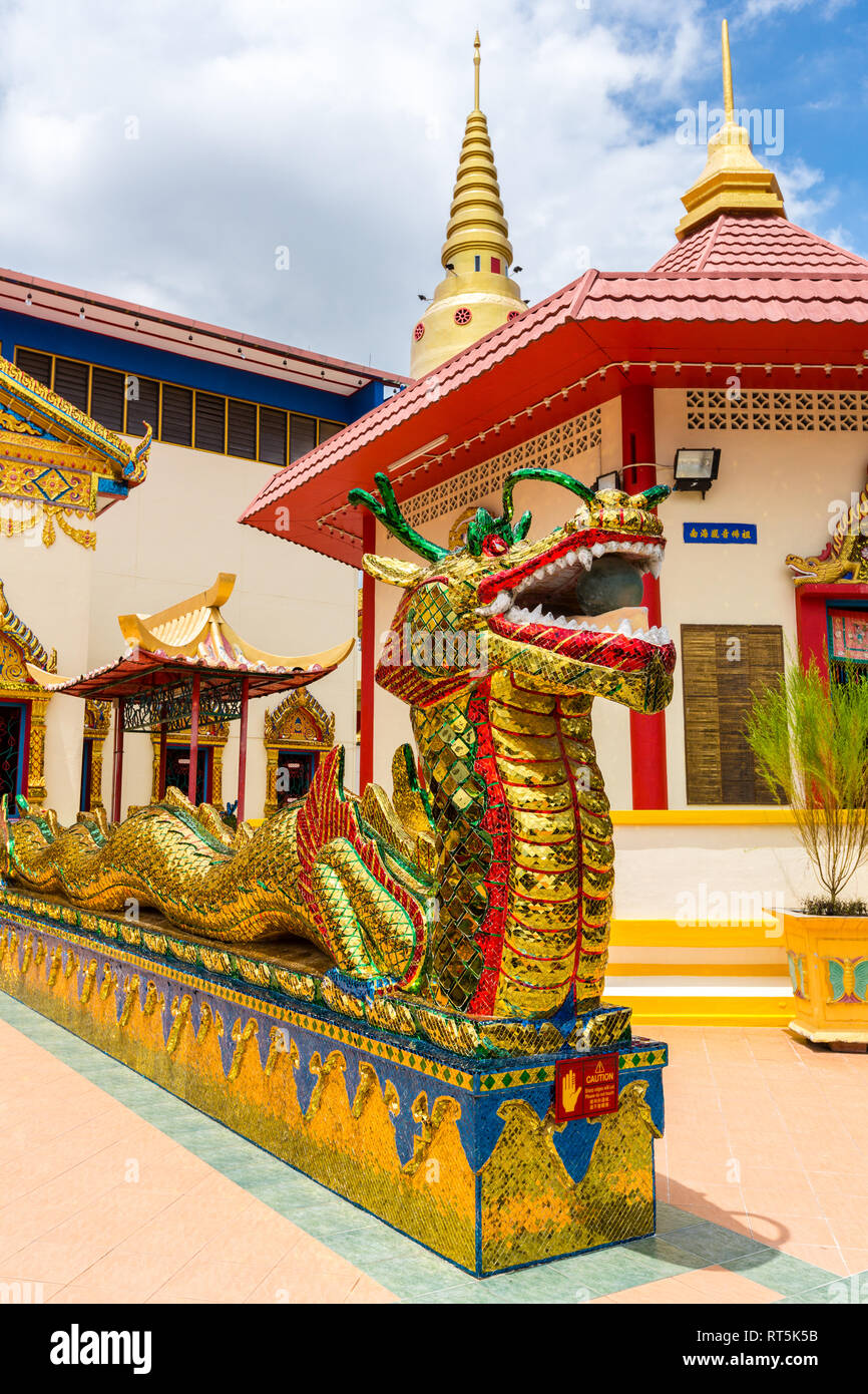 Un des gardes de Naga entrée au Wat Chayamangkalaram Temple, du Bouddha couché. George Town, Penang, Malaisie Banque D'Images