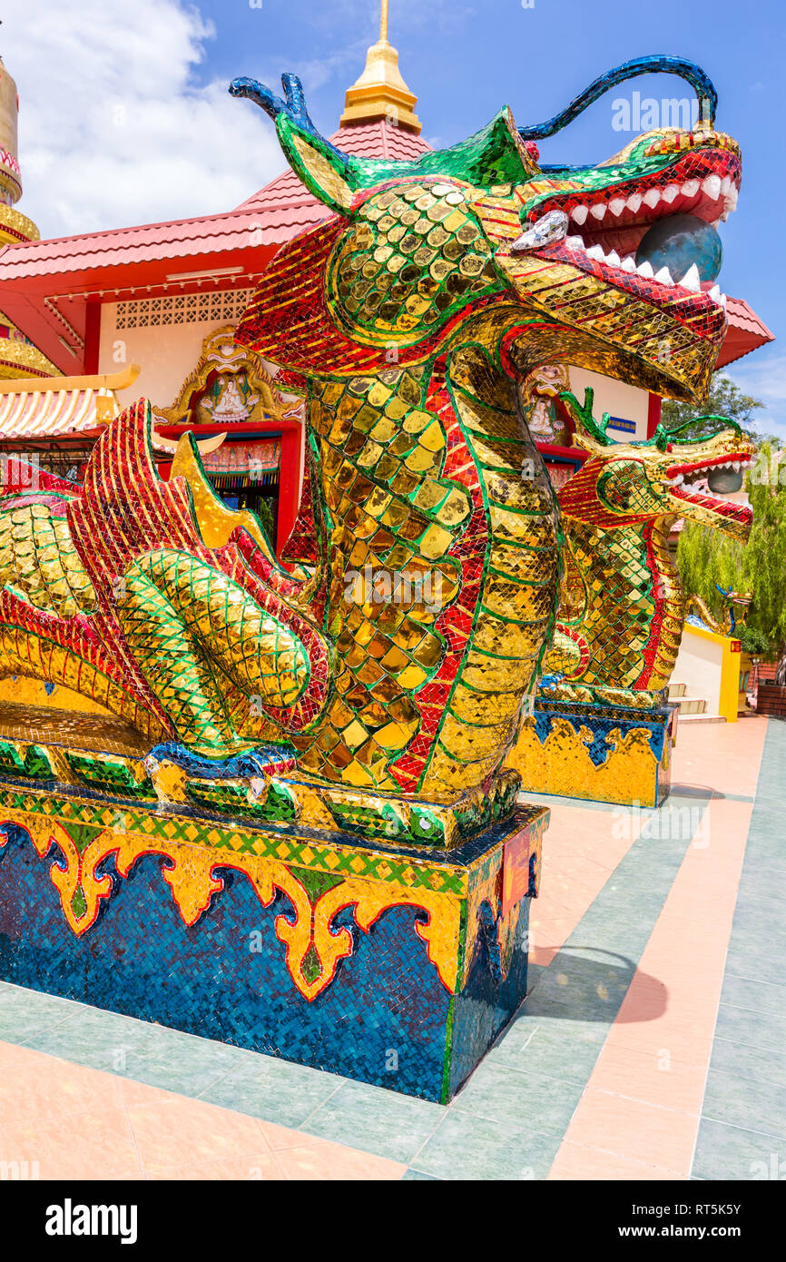 Nagas Guard entrée au Wat Chayamangkalaram Temple, du Bouddha couché. George Town, Penang, Malaisie Banque D'Images