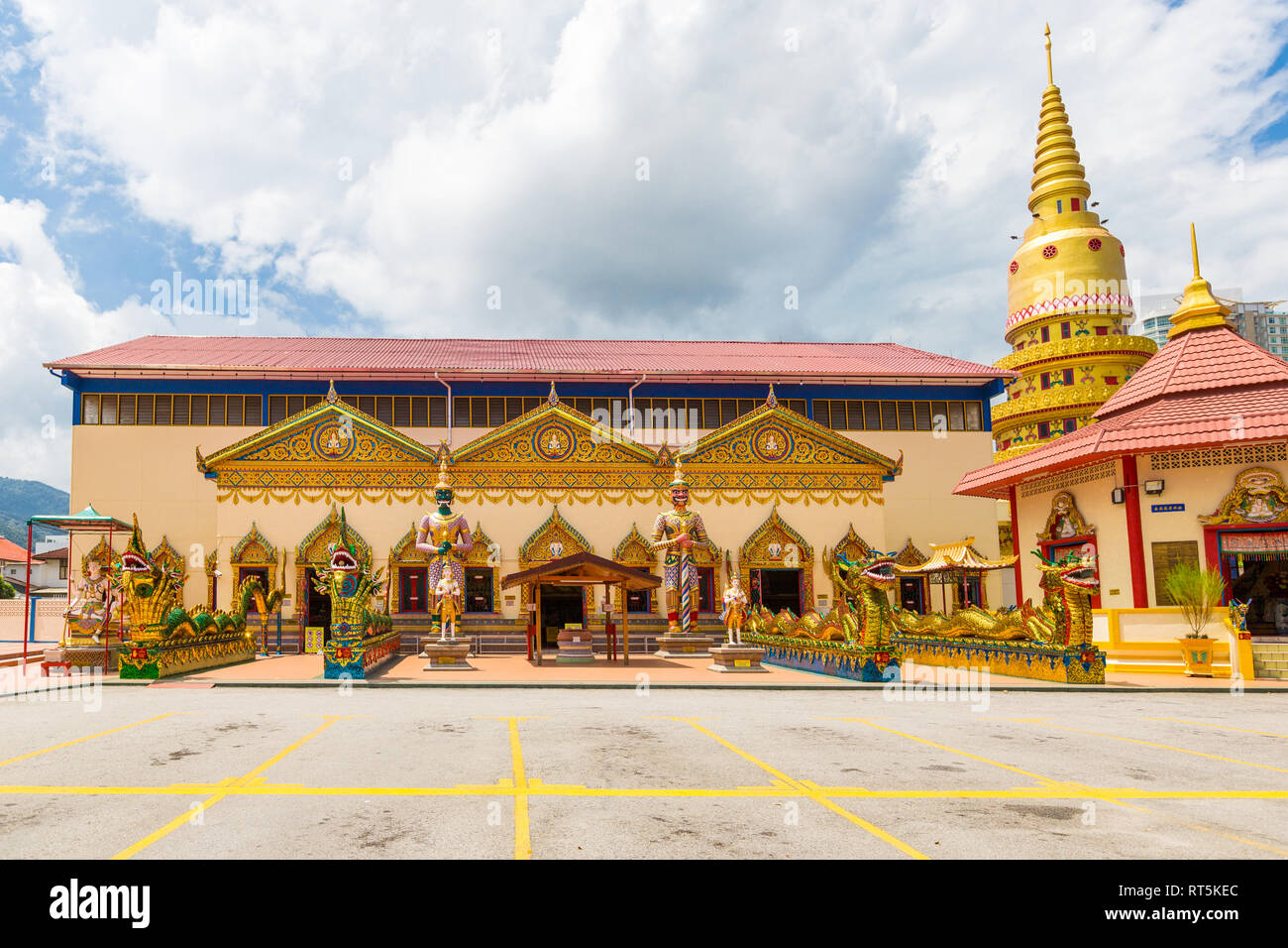 Les Nagas, Yakshas, et garde de Nats entrée au Wat Chayamangkalaram Temple, du Bouddha couché. George Town, Penang, Malaisie Banque D'Images