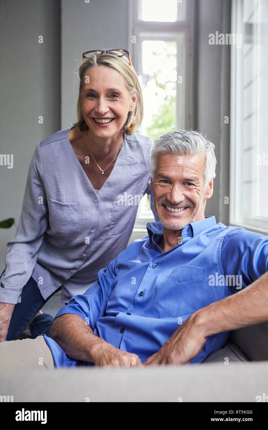 Portrait of smiling mature couple sur la table à la maison Banque D'Images