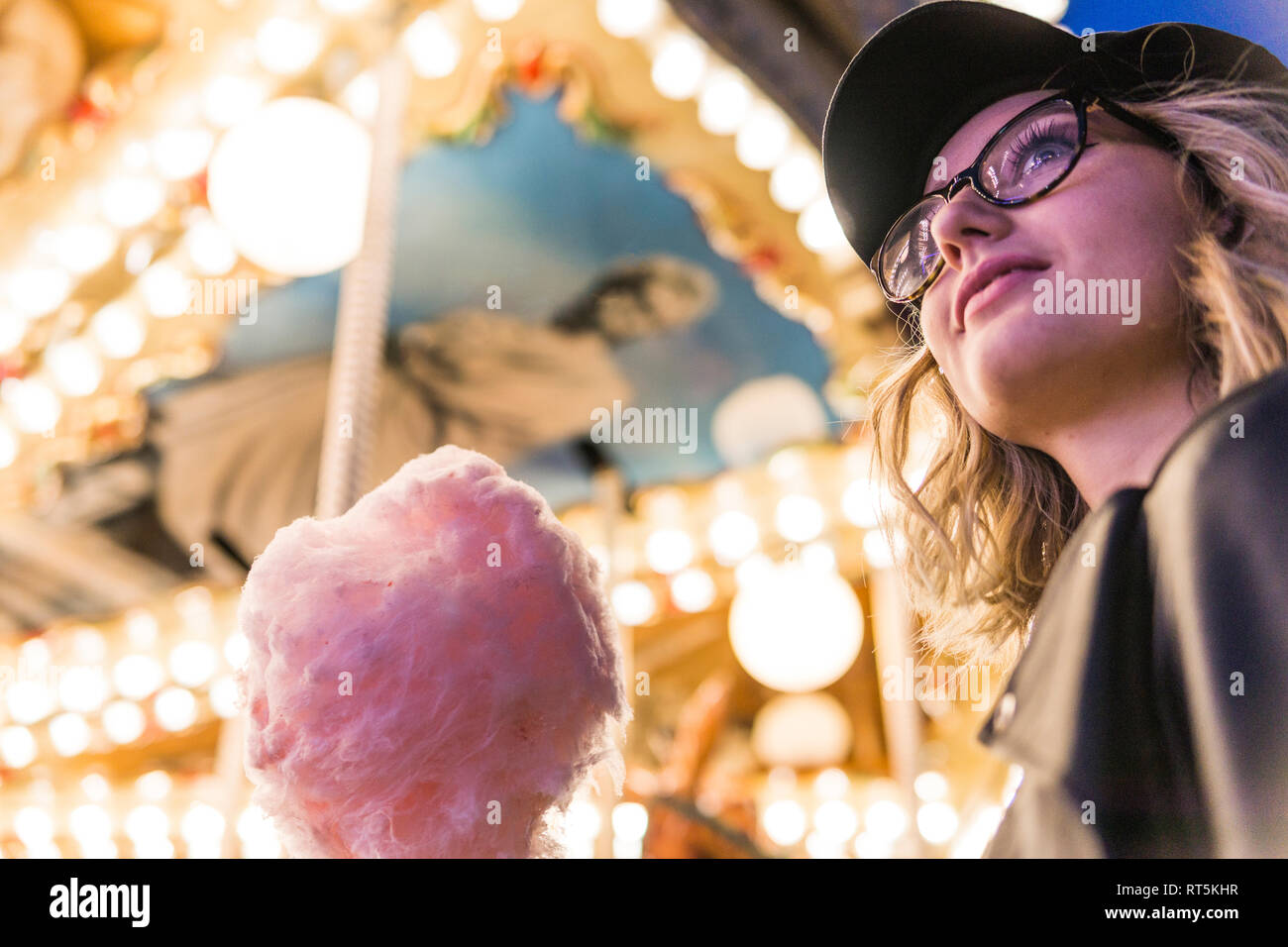 Teenage girl with pink candyfloss à leur juste Banque D'Images