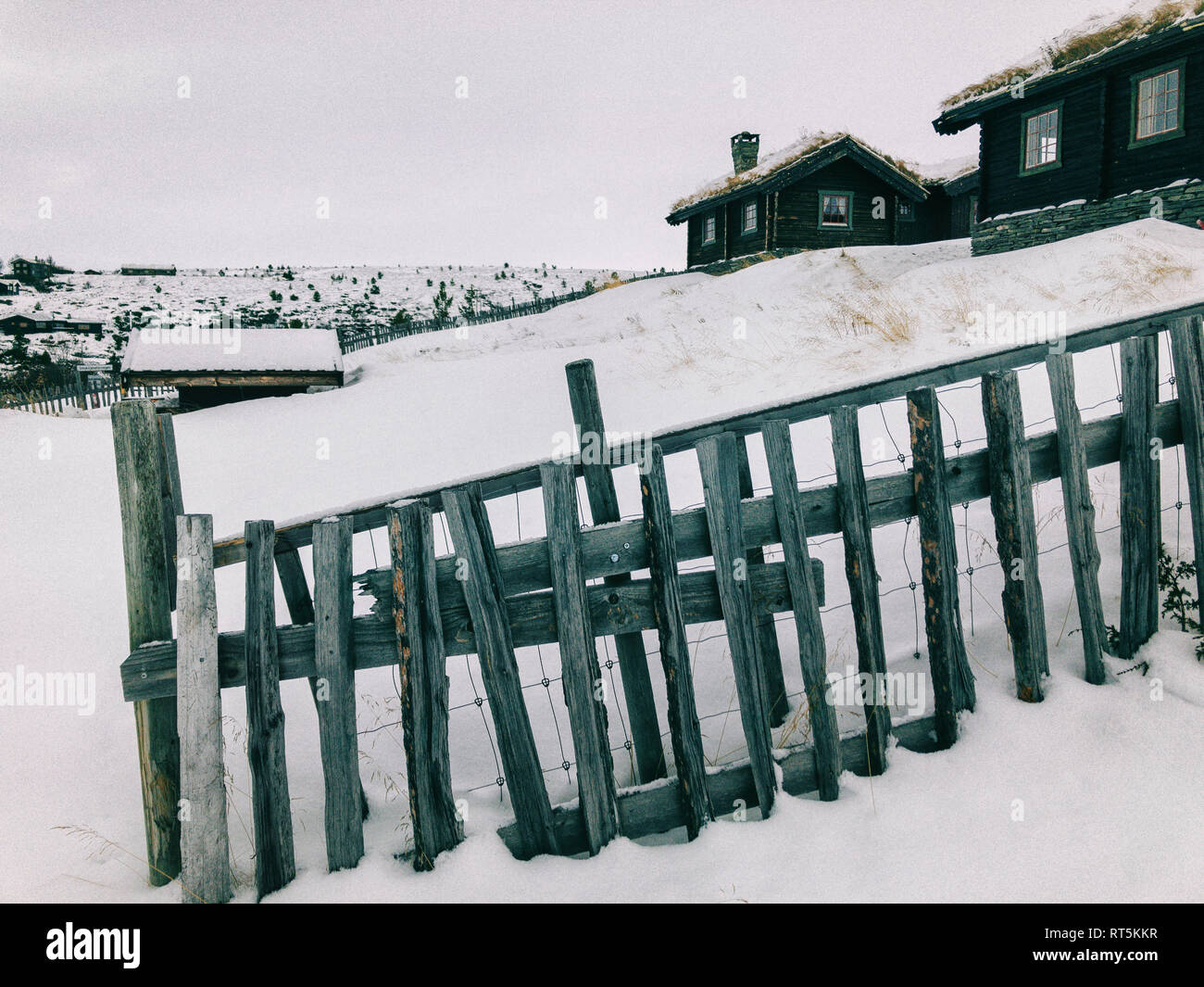 La Norvège, Rondane, cabines traditionnelles en Norvégien Mountain Resort sur Journée d'hiver couvert Banque D'Images
